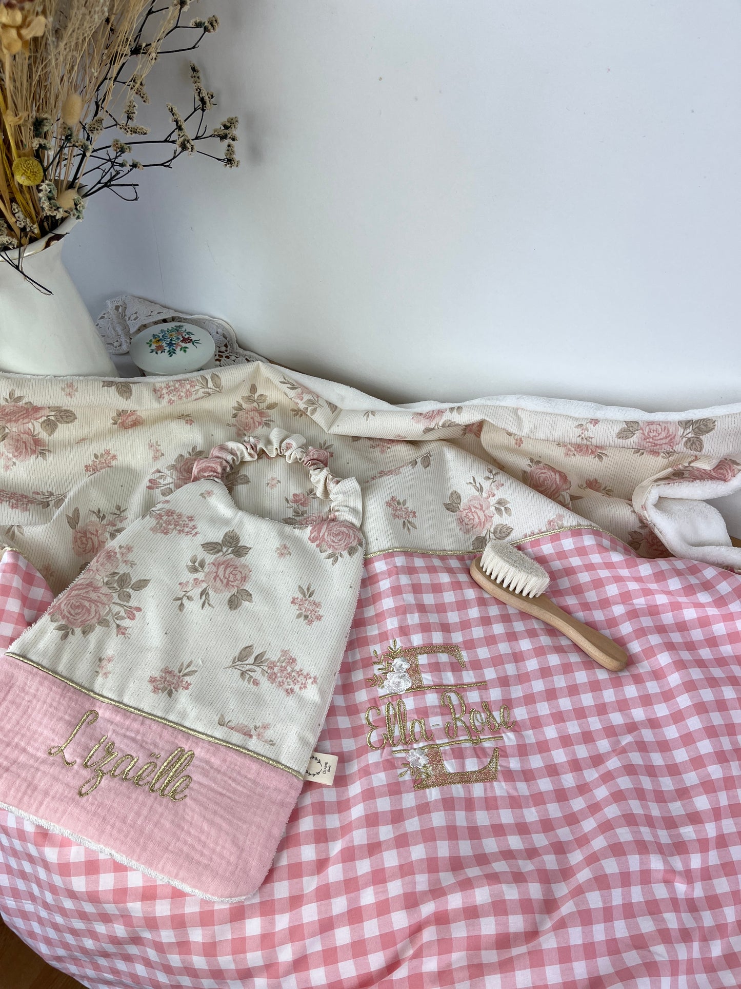 Ensemble couverture et serviette élastiquée jacquard et vichy rose