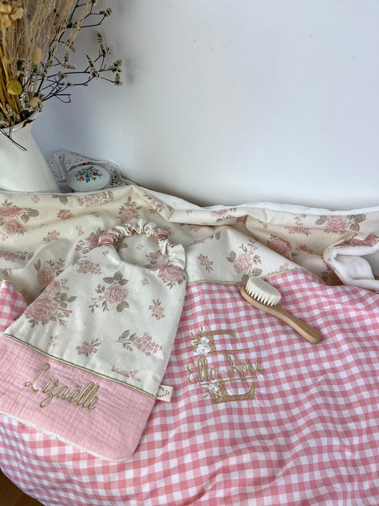 Ensemble couverture et serviette élastiquée jacquard et vichy rose