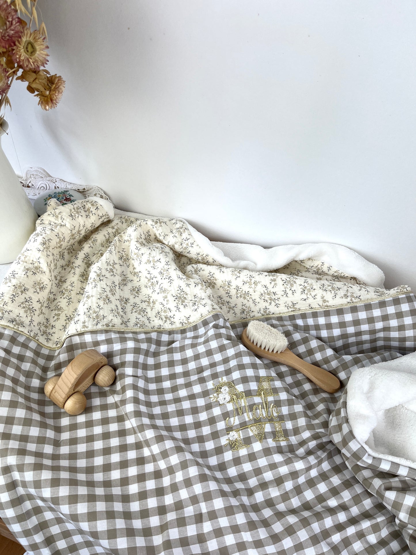 Ensemble couverture et béguin gaze Meriem et vichy beige initiale dentelle