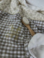 Ensemble couverture et béguin gaze Meriem et vichy beige initiale dentelle