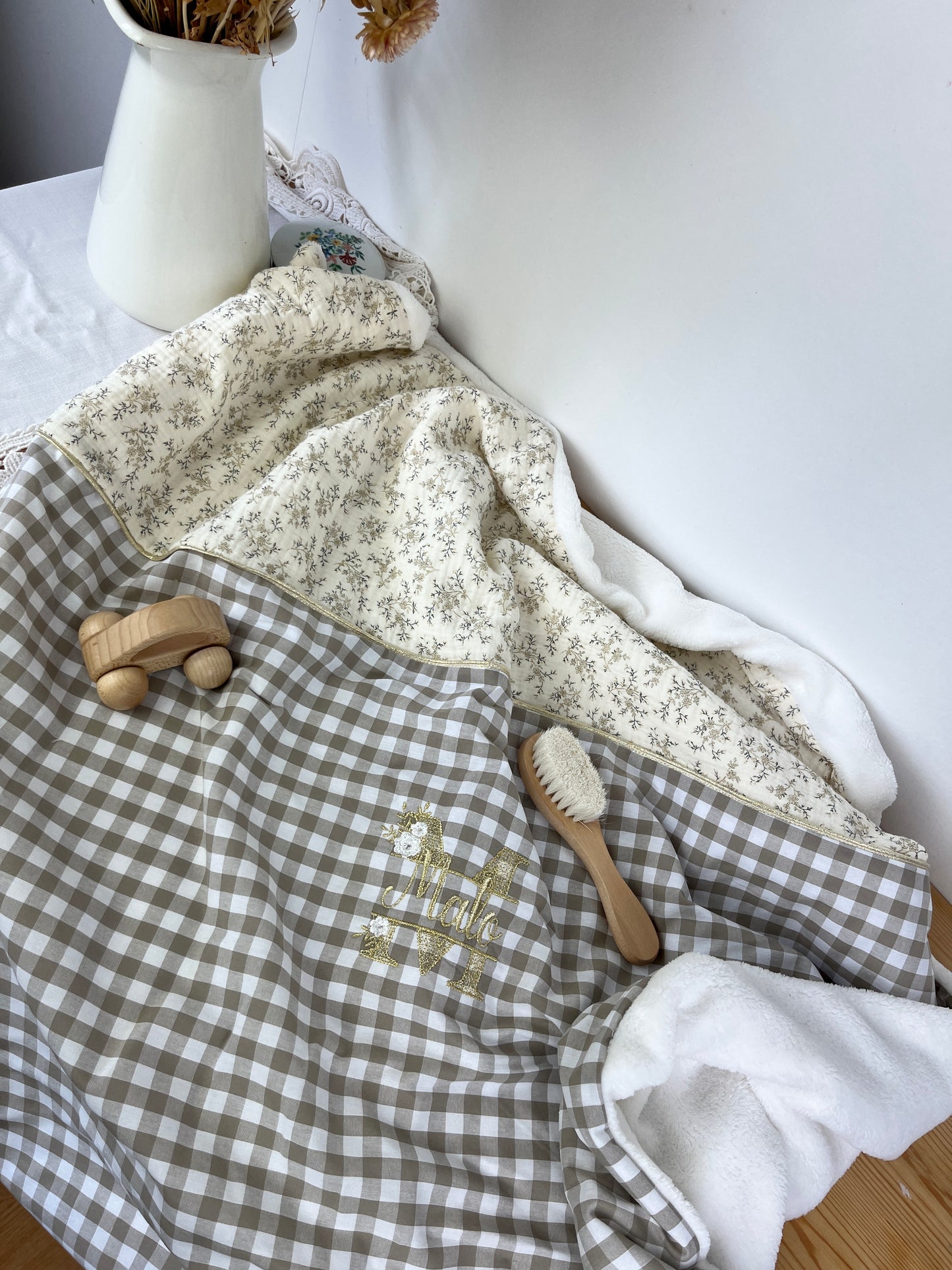 Ensemble couverture et béguin gaze Meriem et vichy beige initiale dentelle