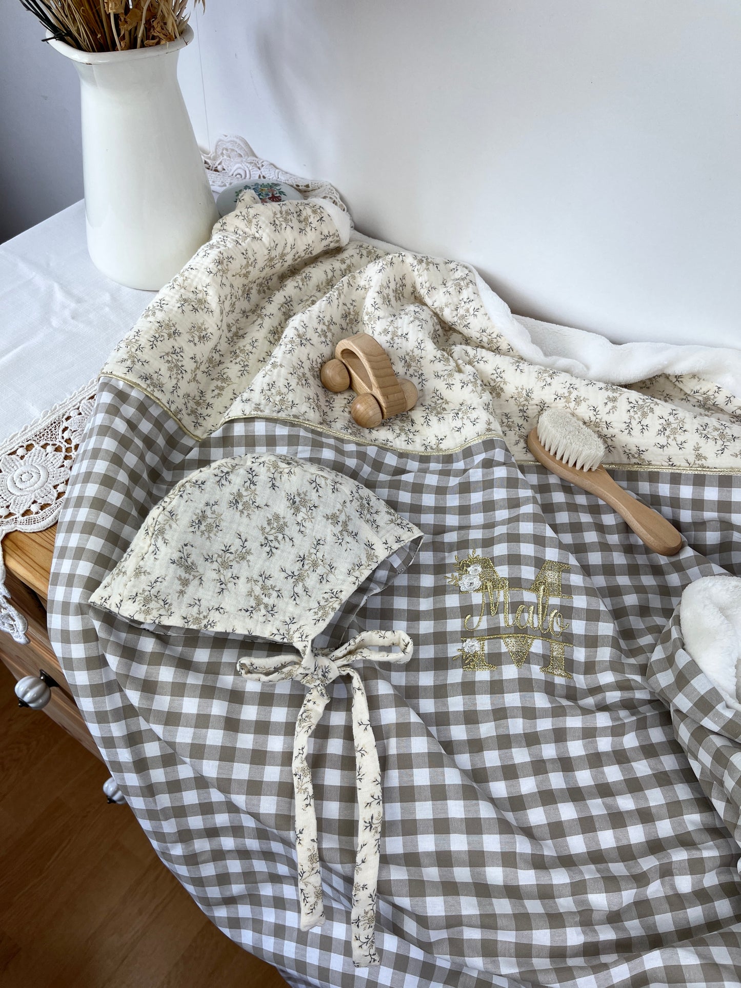 Ensemble couverture et béguin gaze Meriem et vichy beige initiale dentelle