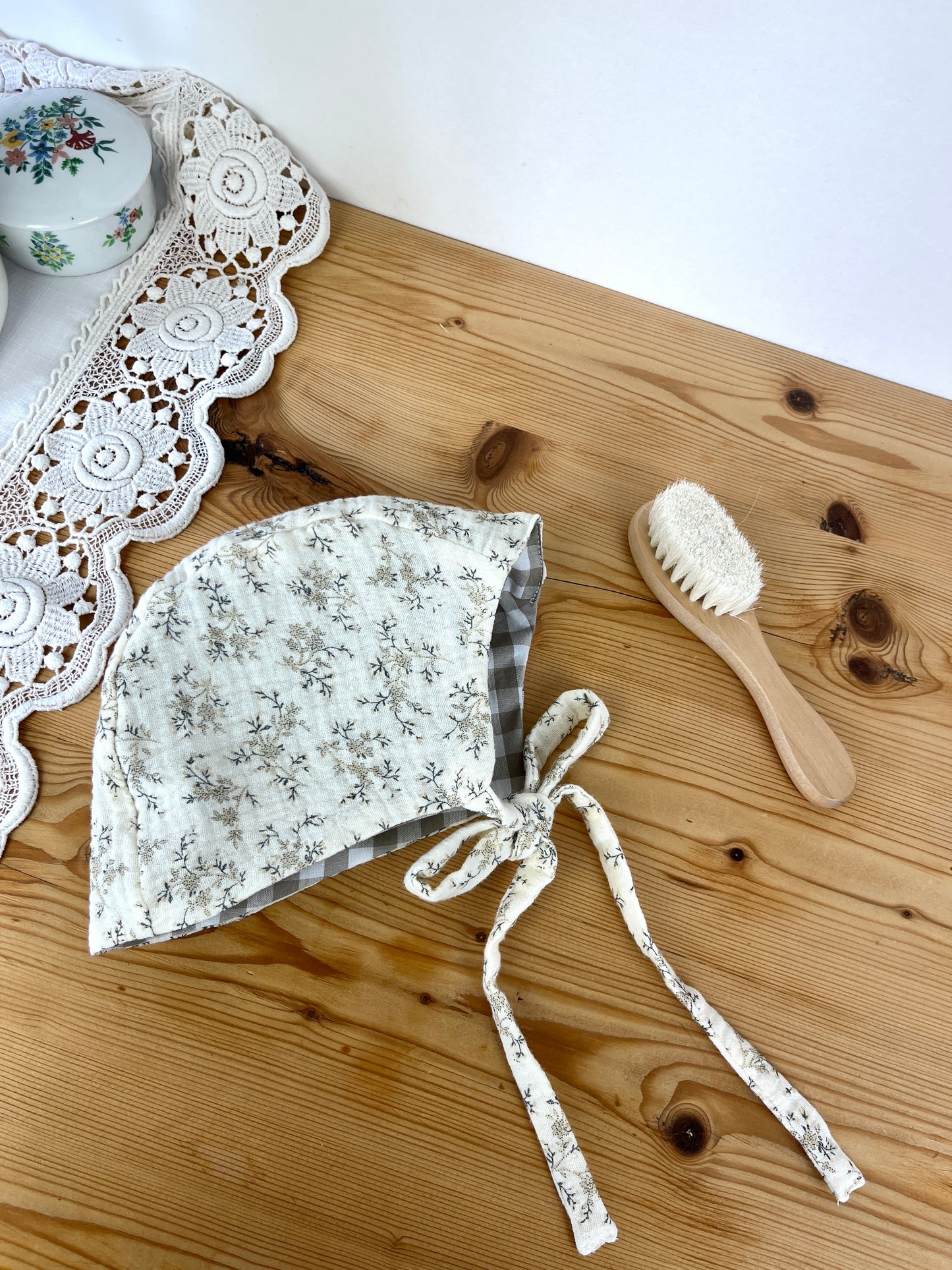 Ensemble couverture et béguin gaze Meriem et vichy beige initiale dentelle