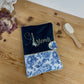 Mahé le protège carnet velours et pivoines bleues