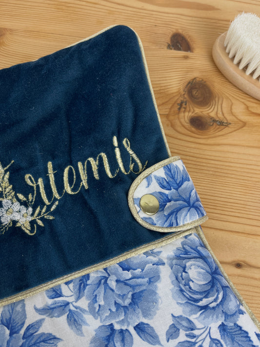 Mahé le protège carnet velours et pivoines bleues