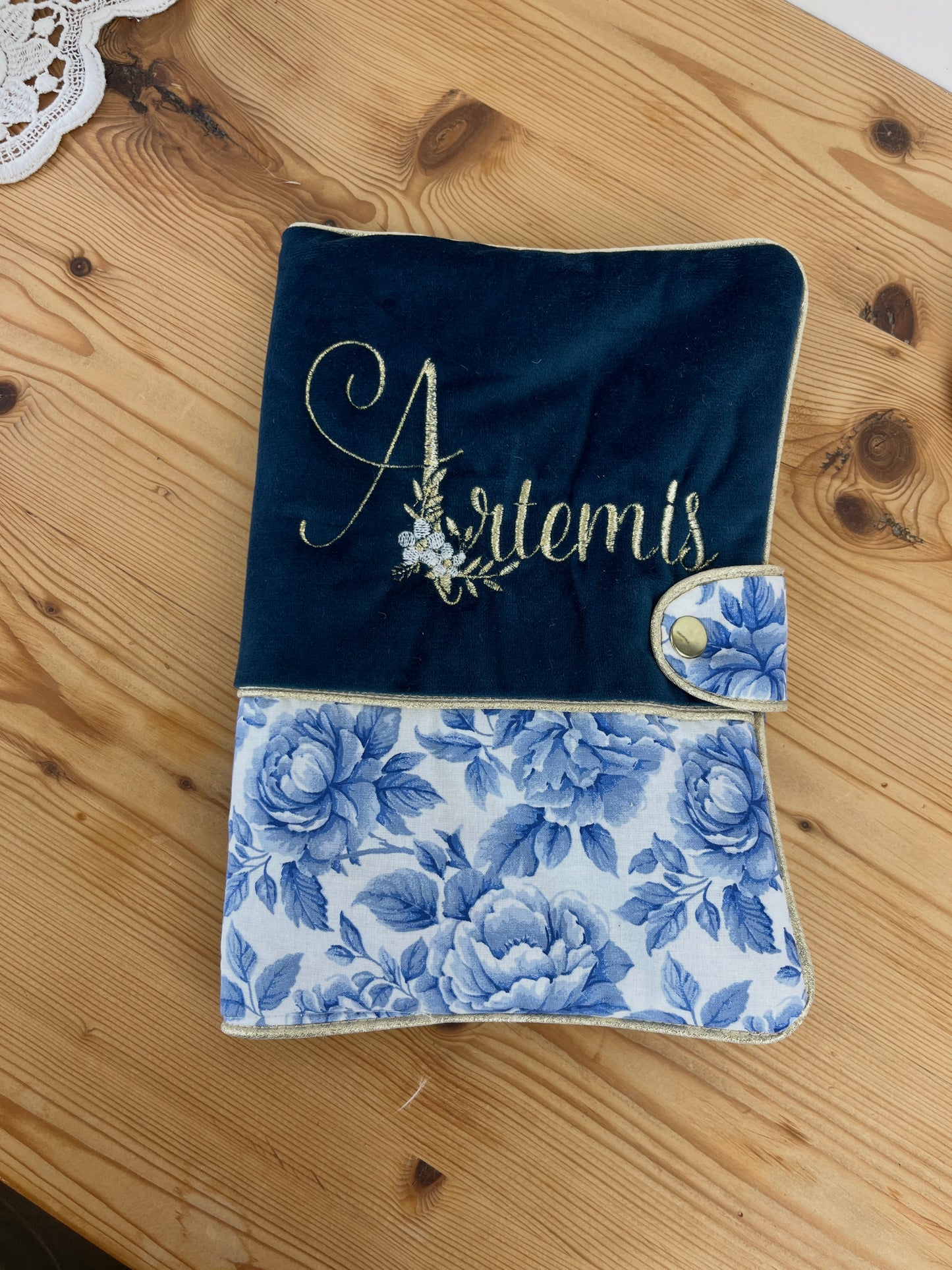 Mahé le protège carnet velours et pivoines bleues