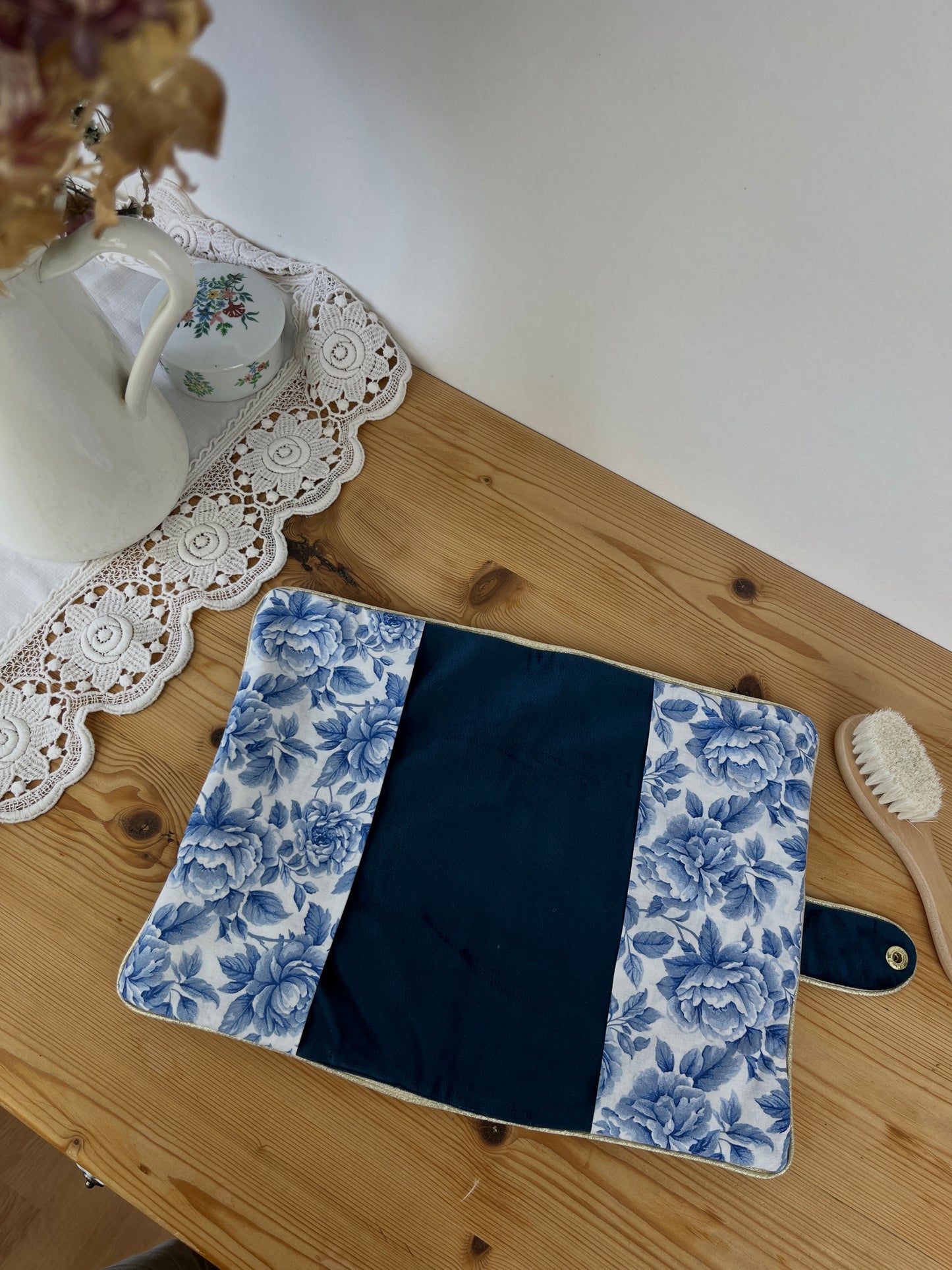 Mahé le protège carnet velours et pivoines bleues