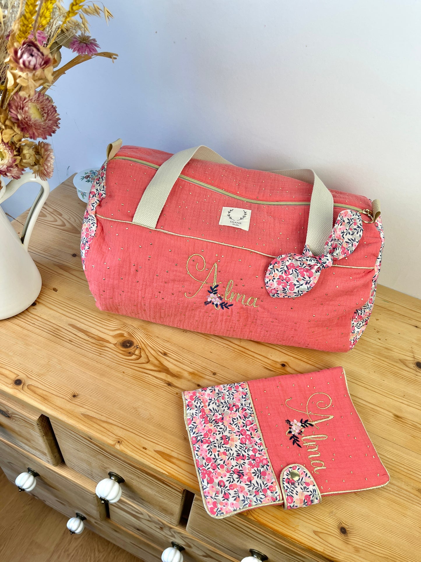 Ensemble : sac polochon et protège carnet Liberty senteur et gaze Corail initiale florale