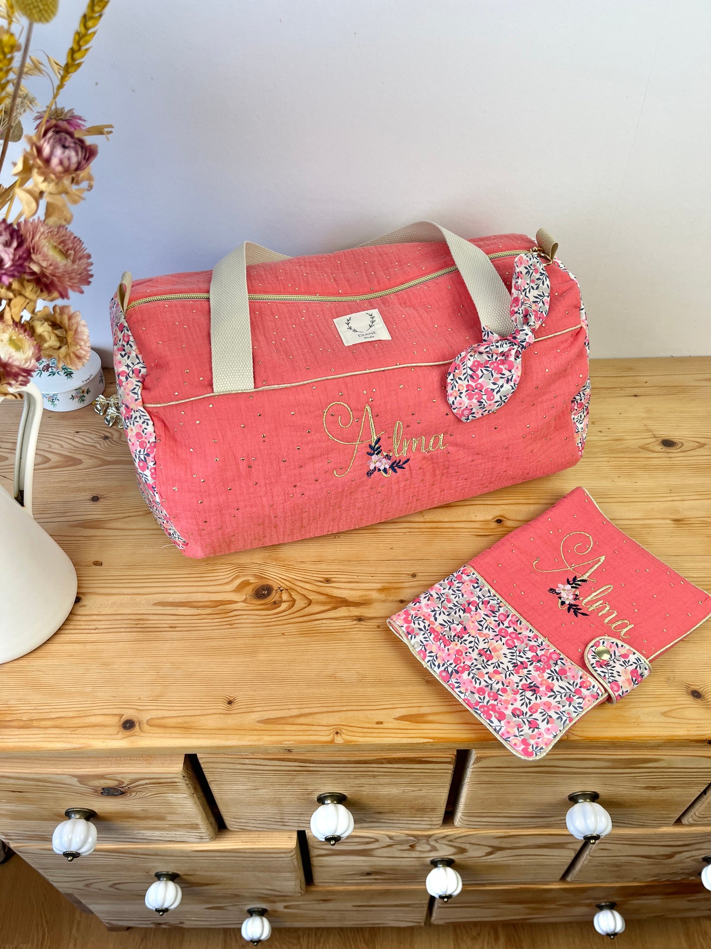 Ensemble : sac polochon et protège carnet Liberty senteur et gaze Corail initiale florale