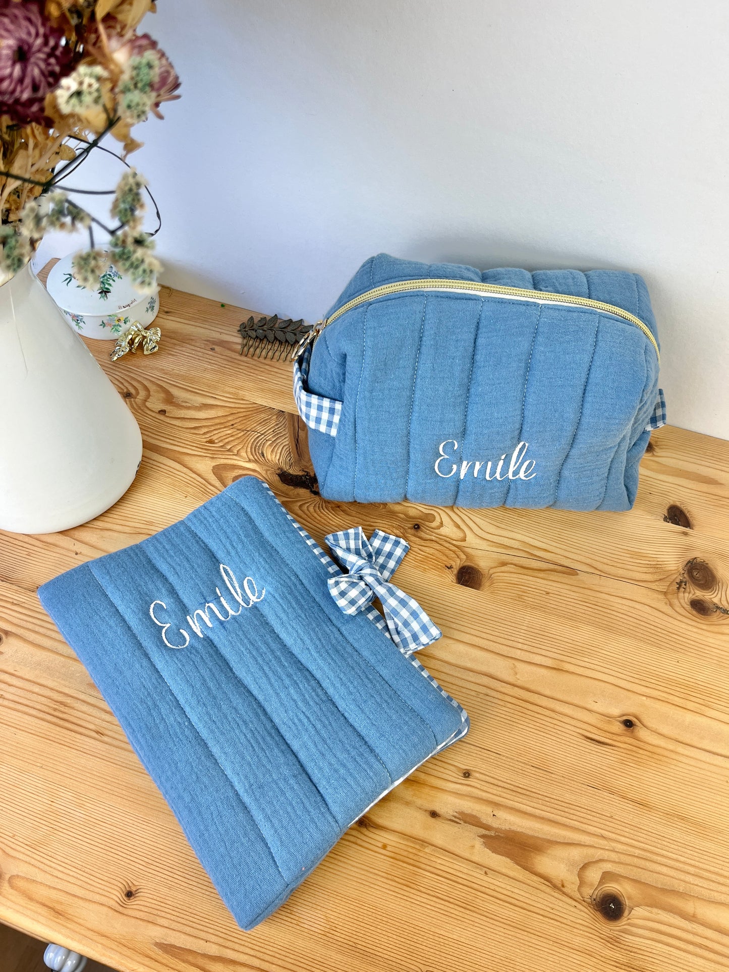 Ensemble : trousse de toilette et protège carnet de santé