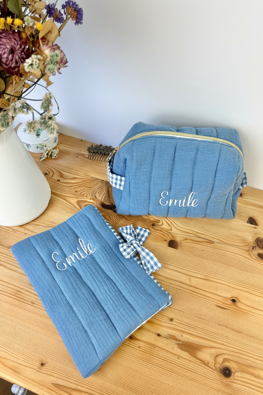 Ensemble : trousse de toilette et protège carnet de santé