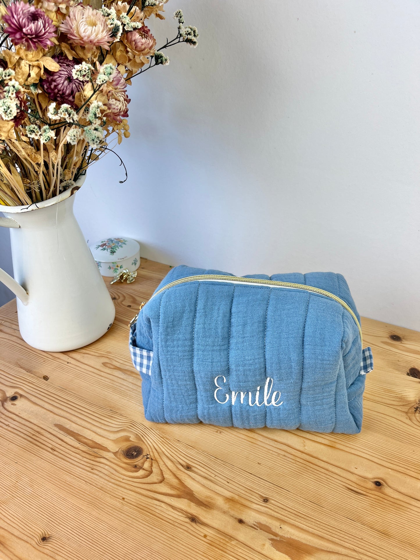 Ensemble : trousse de toilette et protège carnet de santé