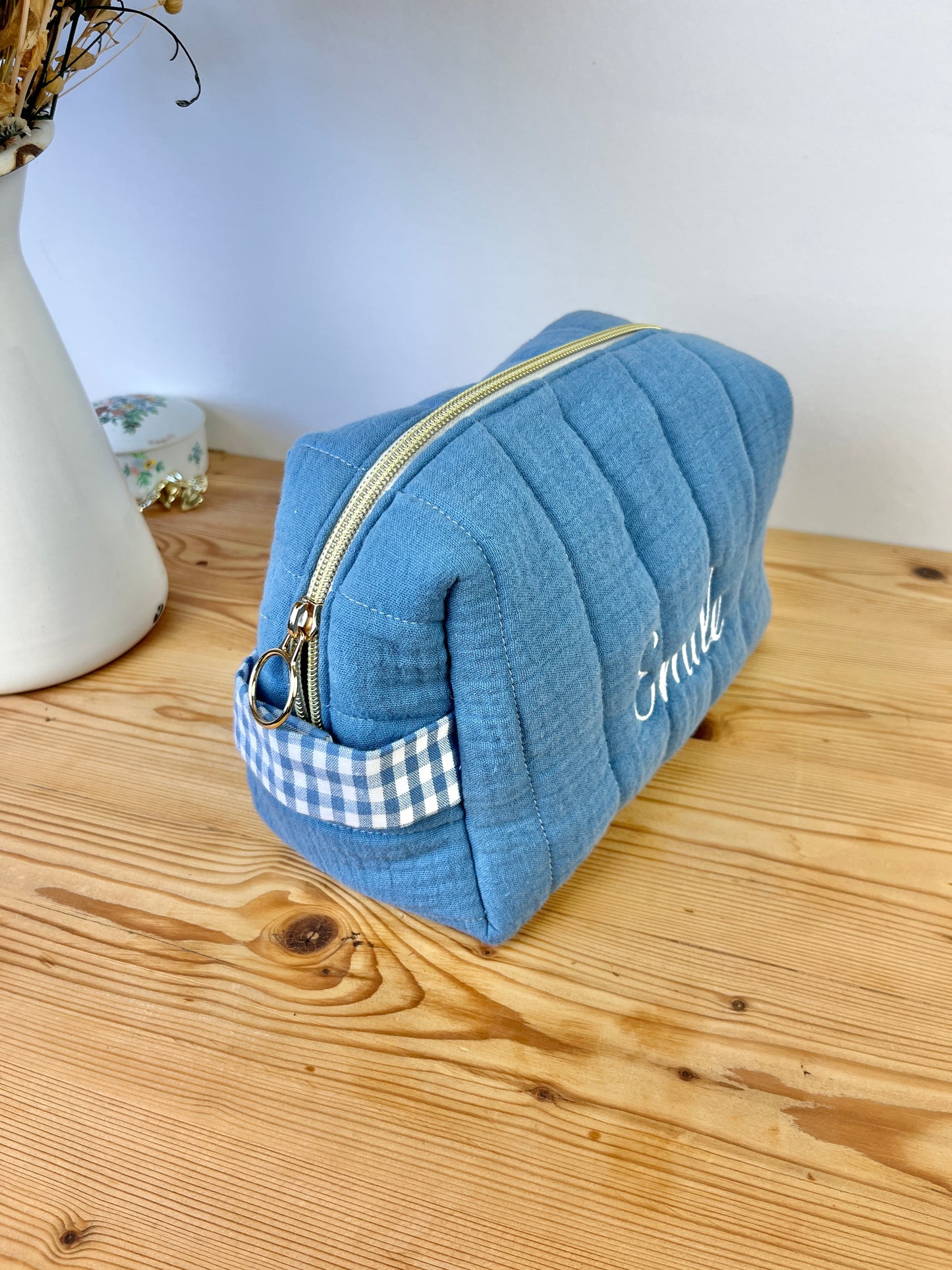 Ensemble : trousse de toilette et protège carnet de santé