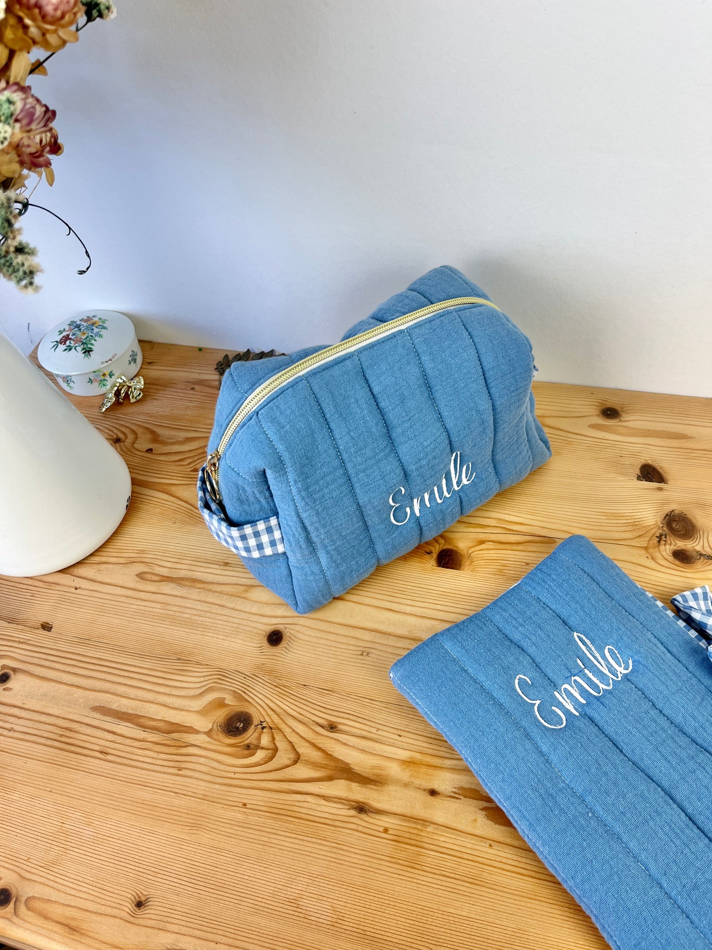 Ensemble : trousse de toilette et protège carnet de santé