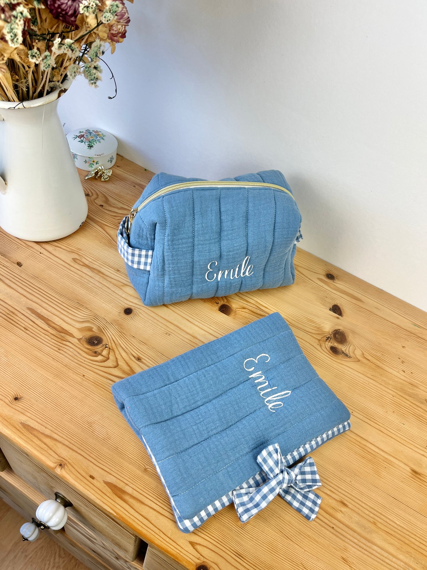 Ensemble : trousse de toilette et protège carnet de santé