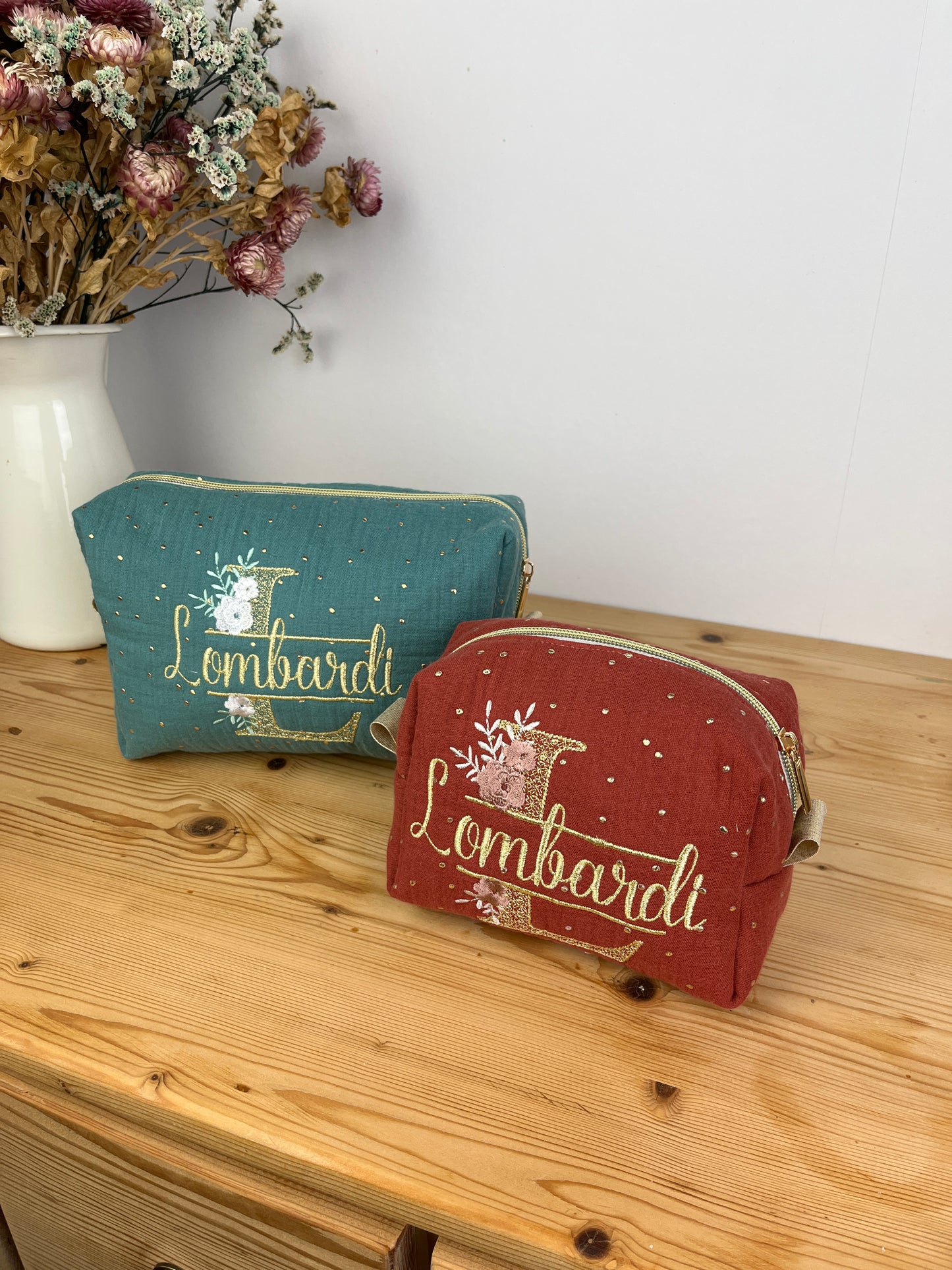 Ensemble : sac à langer, trousse de toilette et trousse de beauté