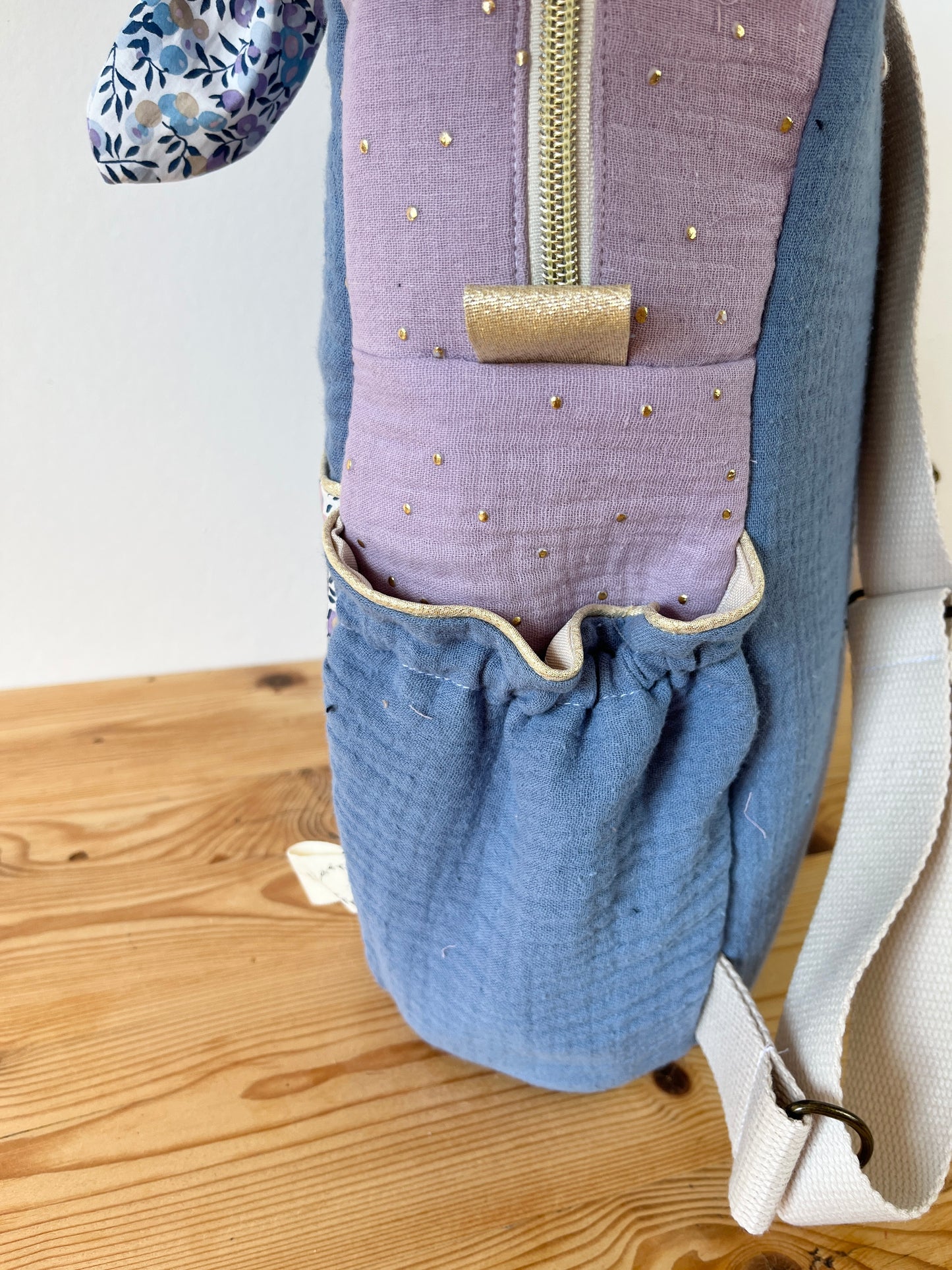 Le sac à dos enfant Ombeline double gaze indigot liberty wiltshire lilas