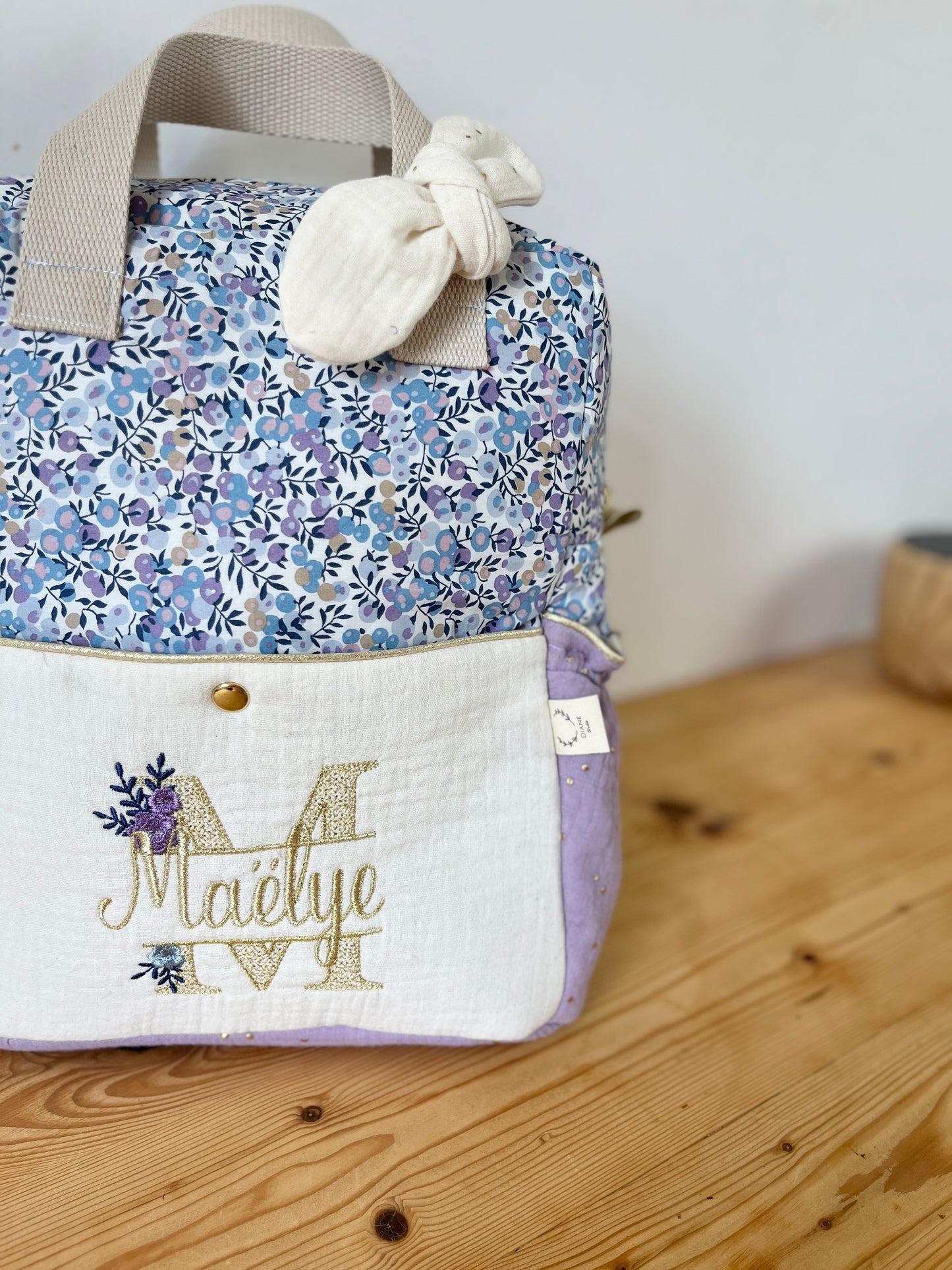 Le sac à dos enfant Ombeline poche double gaze crème et liberty wiltshire lilas