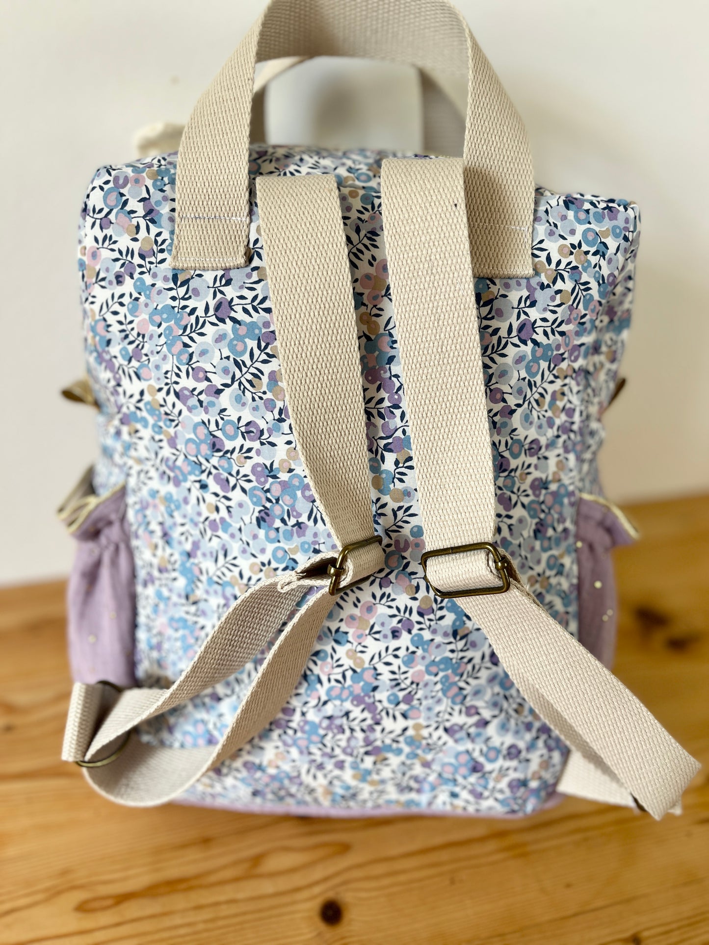 Le sac à dos enfant Ombeline poche double gaze crème et liberty wiltshire lilas