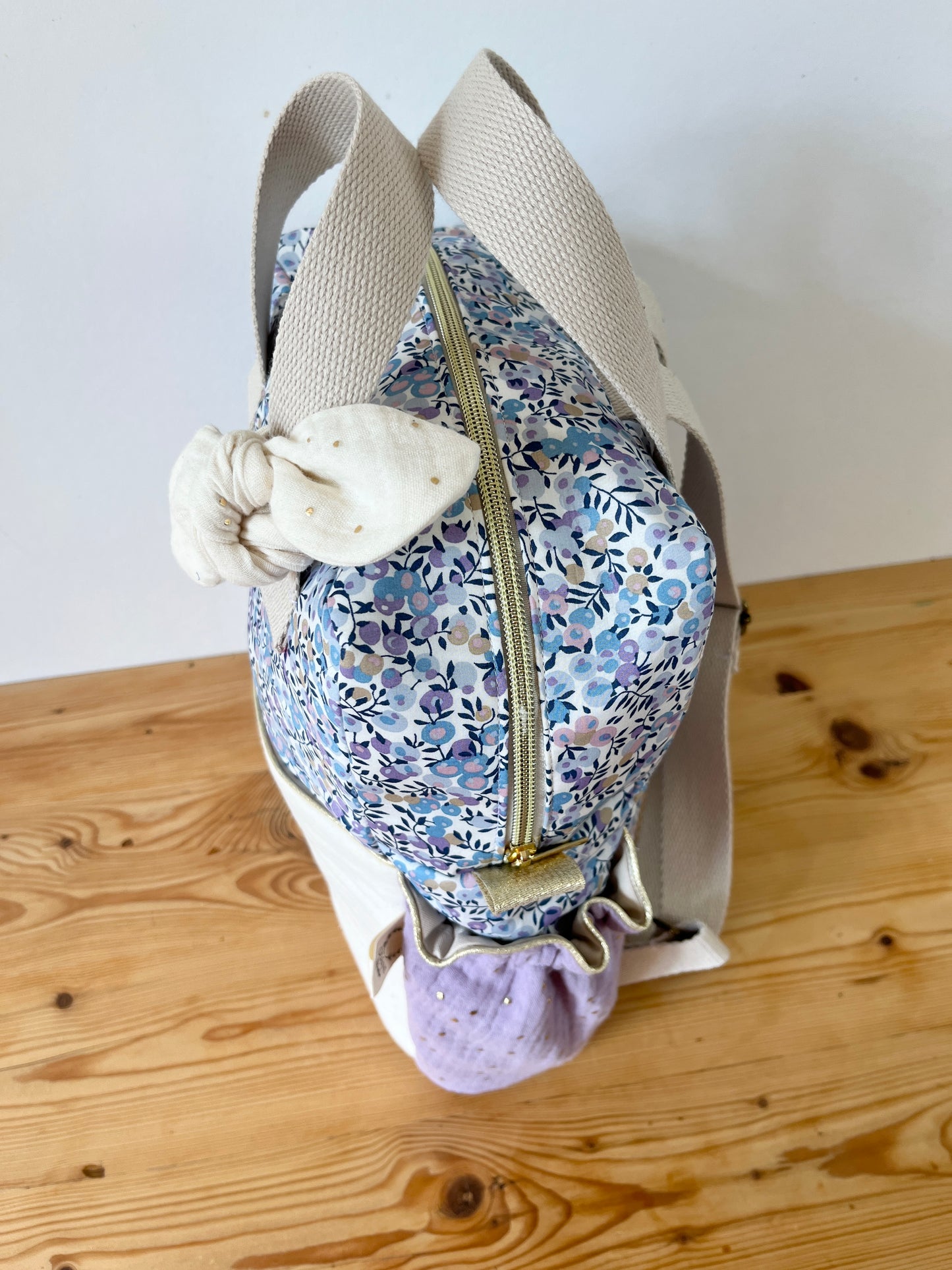 Le sac à dos enfant Ombeline poche double gaze crème et liberty wiltshire lilas