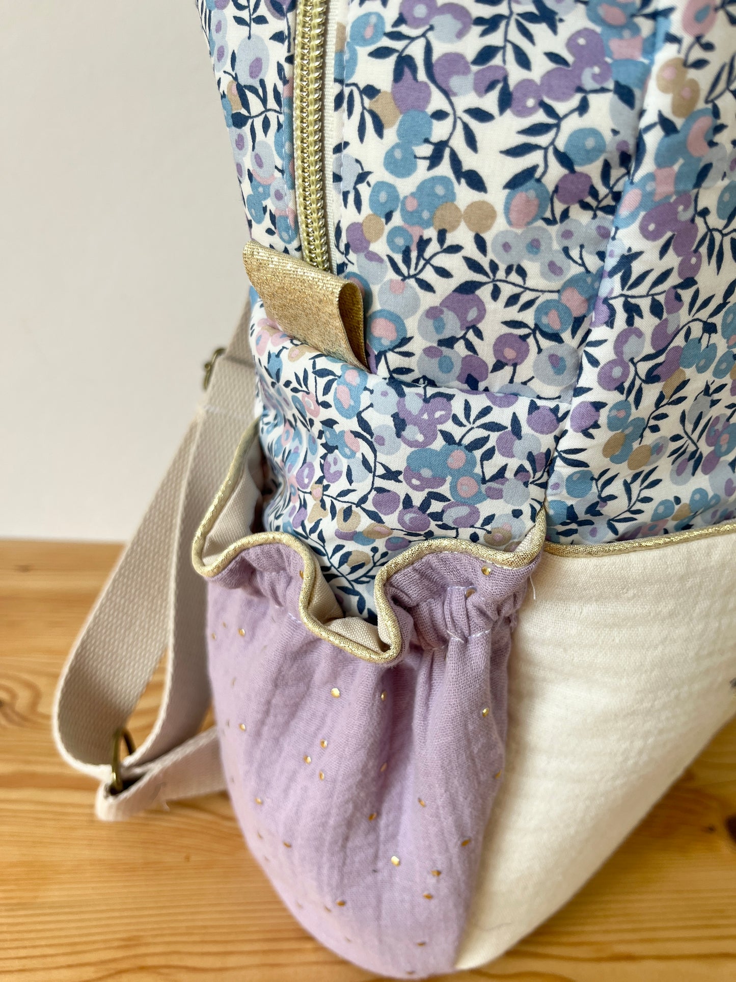 Le sac à dos enfant Ombeline poche double gaze crème et liberty wiltshire lilas