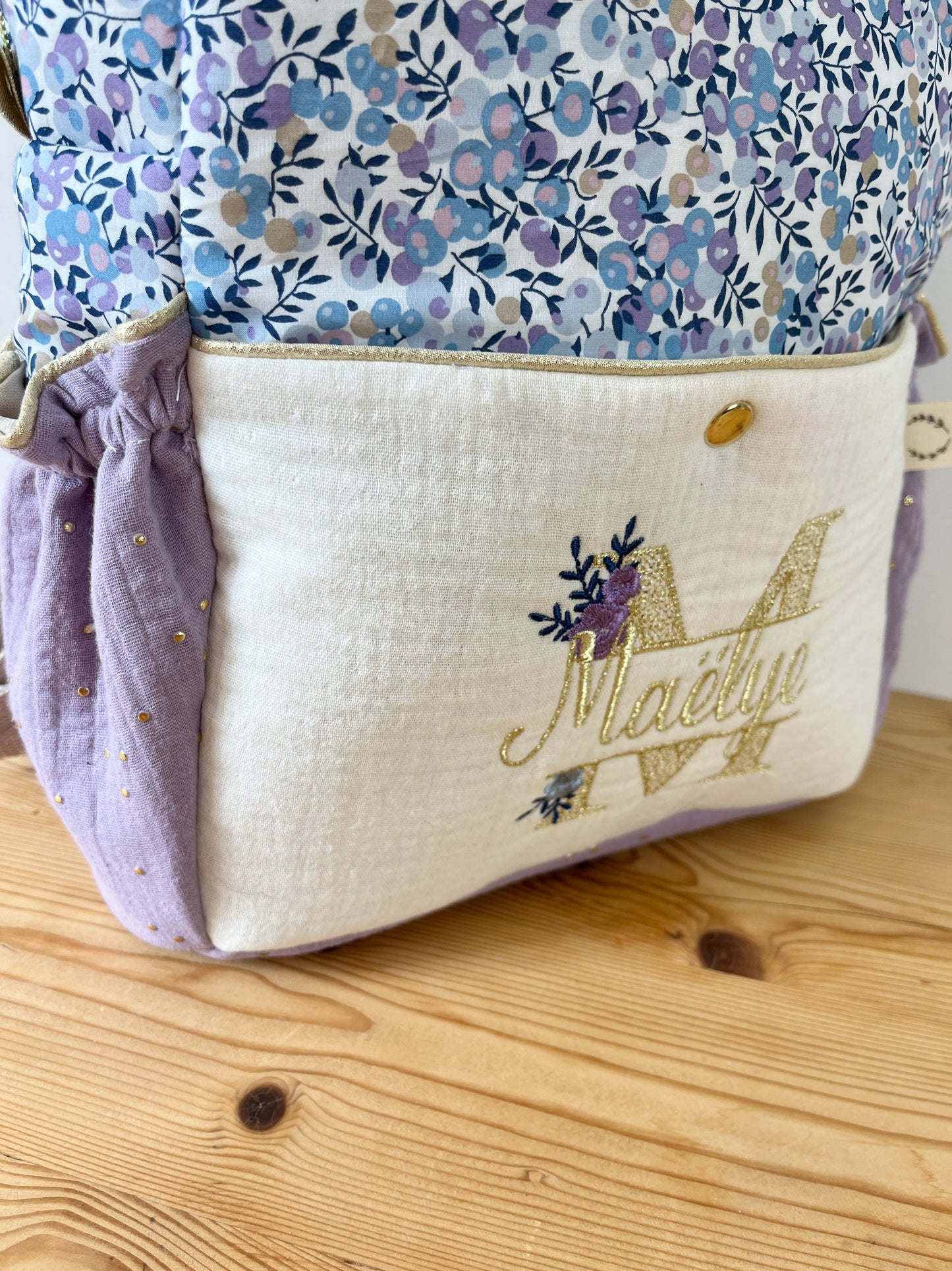 Le sac à dos enfant Ombeline poche double gaze crème et liberty wiltshire lilas