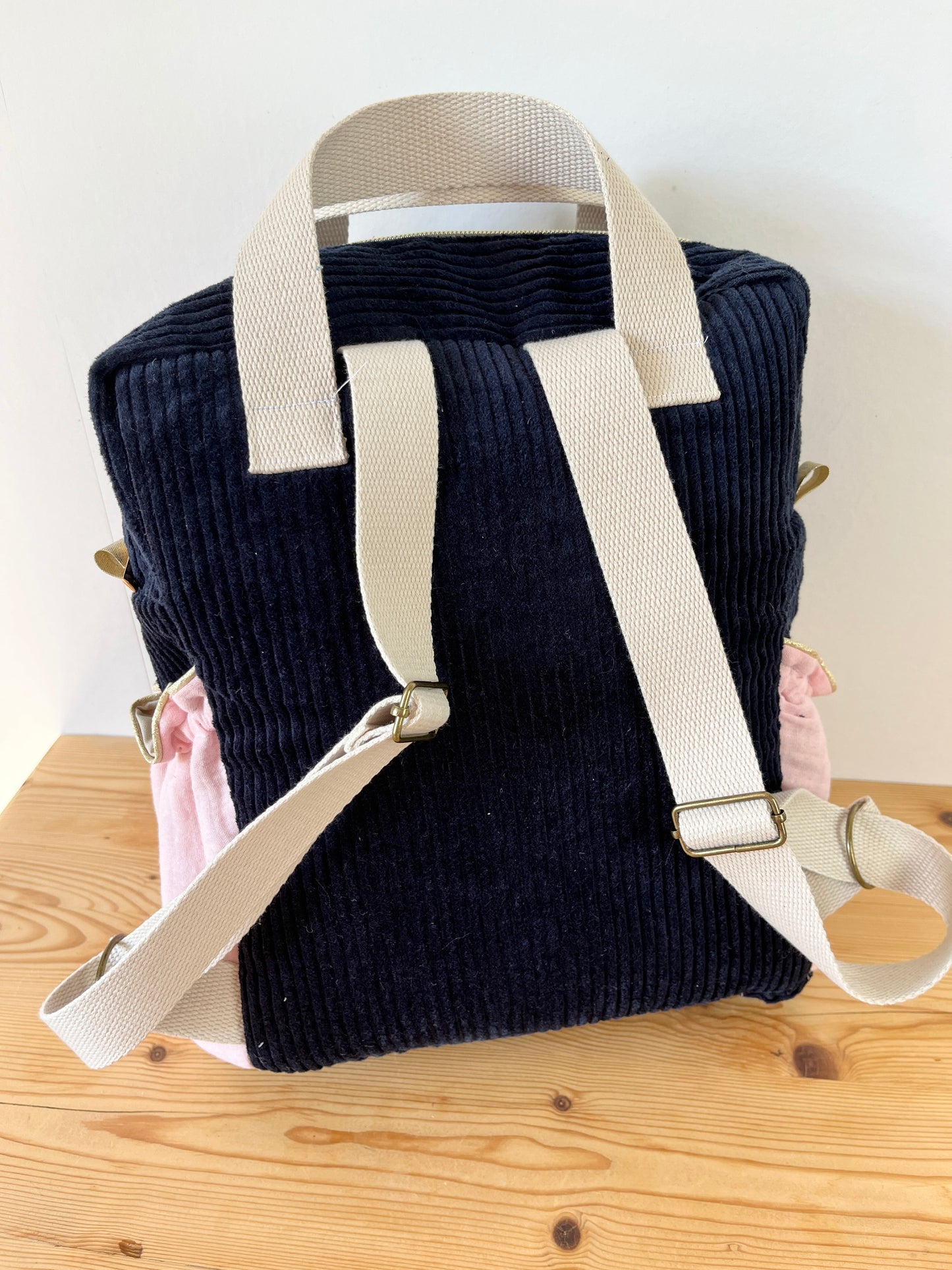 Le sac à dos enfant Ombeline personnalisé  mitsi rose et velours bleu marine