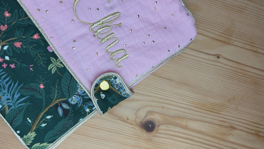 Protège carnet initiale fleur et prénom