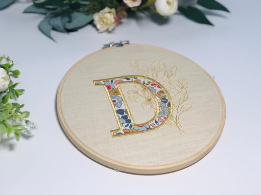 Le tambour initiale et fleur